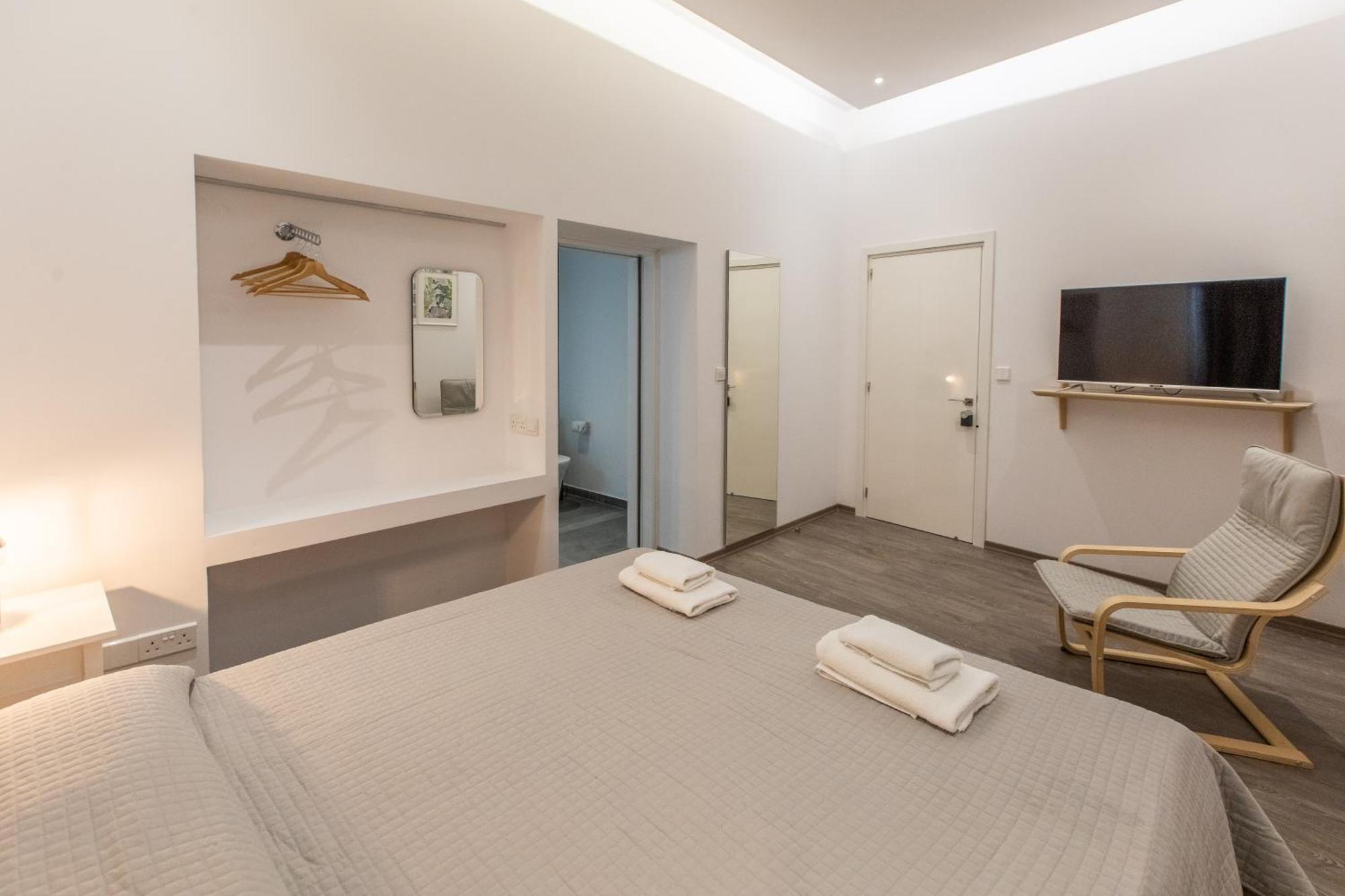 Rooms - Unique Staying In Paphos Centre الغرفة الصورة